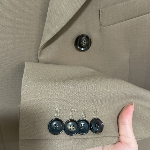 Low Classic Beige Curve Sleeve Blazer - Picture 2 of 3